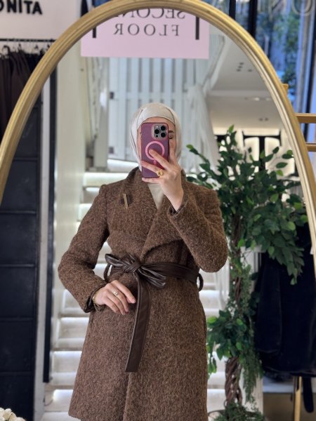 جاكيت مميز باللون البني