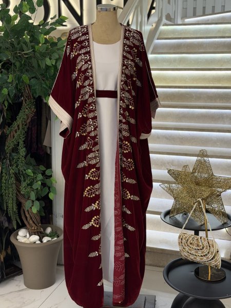 عباي مخمل مطرز بالخرز