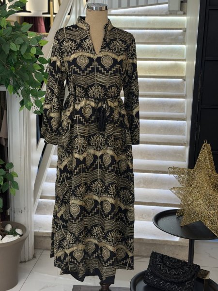 عباي جولدين بلاك مقصبة مميزة