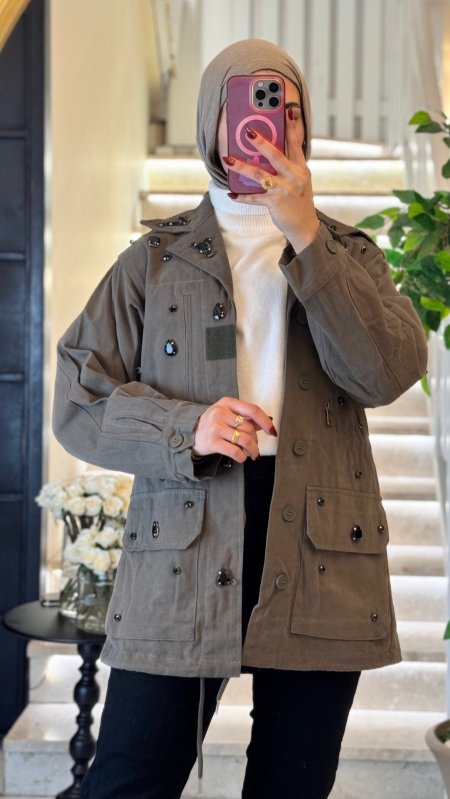 جاكيت مميز مع خرز اسود