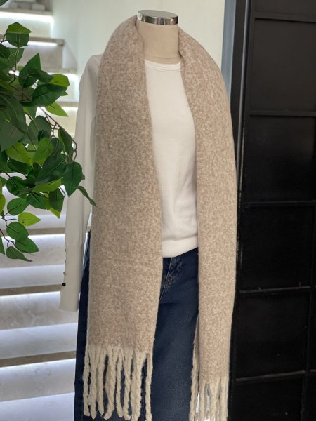سكارف باللون البيج منقط