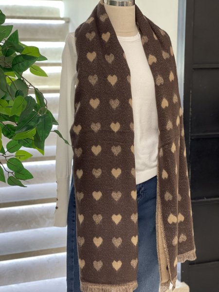 سكارف باللون البني مع قلوب بيج