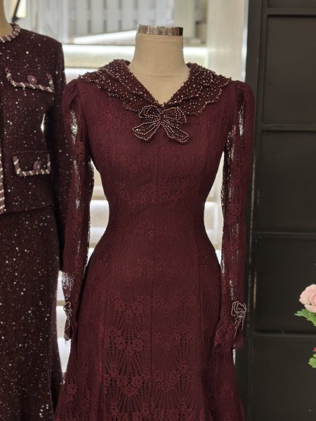 فستان مميزه باللون الخمري