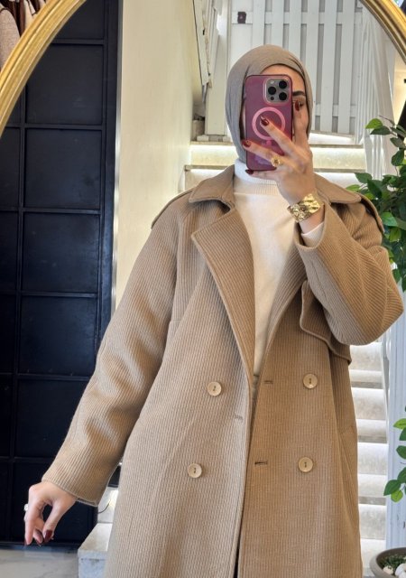 جاكيت مميزه ثقيل ومرتب باللون البيج من خامة الصوف التقيل