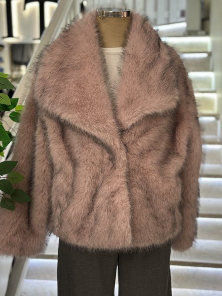 جاكيت فرو مميز بلون زهري