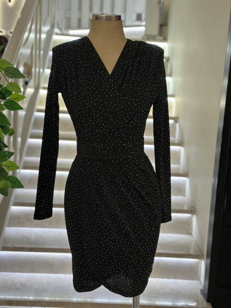 فستان اسود بلمعه